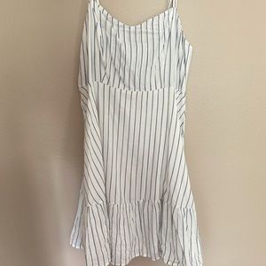 Very lightweight flowy dress. Perfect for summer!!